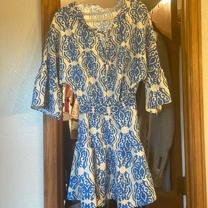 Women’s dress- fluttery sleeves and skirt. Comes just above the knee on 5’5 ht.